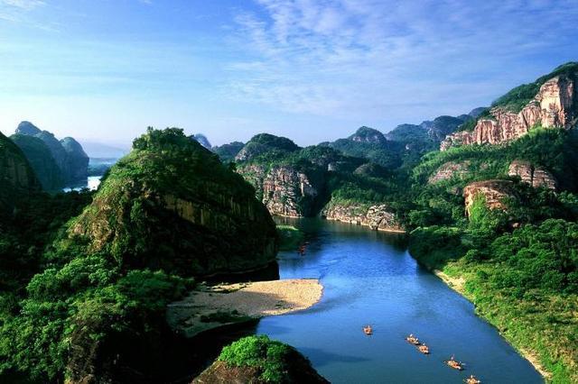 江西众多旅游景点中虎龙山 “前景可观”，是典型的丹霞地貌和自然文化遗产地